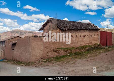 Maison traditionnelle en adobe dans le village de Maras, Pérou Banque D'Images