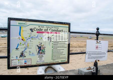 INSTOW, DEVON, ANGLETERRE- 25 juin 2021 : panneau d'information à Instaw, North Devon Banque D'Images