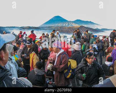 Mont Bromo, Indonésie - 19 juillet 2009 : point de vue bondé peu de temps après le lever du soleil dans le parc idyllique de volkano Banque D'Images