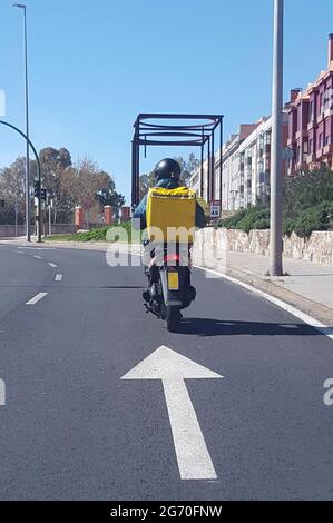 Motard de livraison de nourriture. Vue de l'intérieur du véhicule Banque D'Images