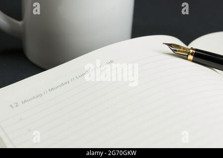 écrire dans un calendrier au bureau Banque D'Images