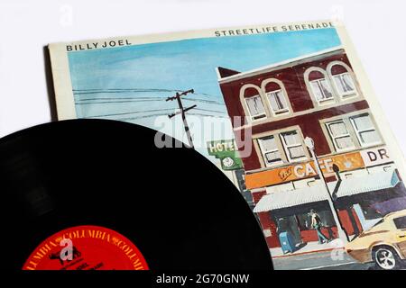 Pop rock et soft rock artiste, Billy Joel album de musique sur vinyle disque LP. Intitulé: Couverture de l'album Streetlife Serenade Banque D'Images