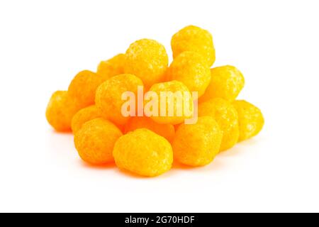 Collations à boules recouvertes de fromage isolées sur fond blanc Banque D'Images