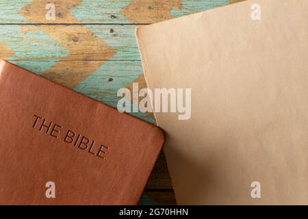La Sainte Bible sur une table rustique en bois avec une pièce vierge de papier antique pour ajouter du texte Banque D'Images