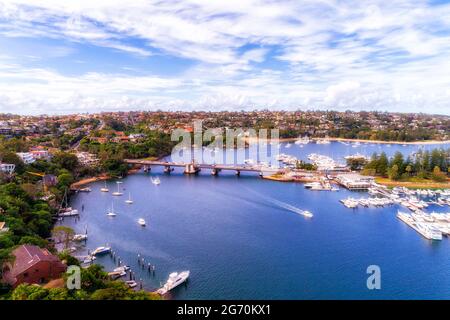 Le pont Spitt sur la rive nord de Sydney en face de Middle Harbour avec de riches clubs de yacht, marina et banlieue résidentielle - vue aérienne. Banque D'Images