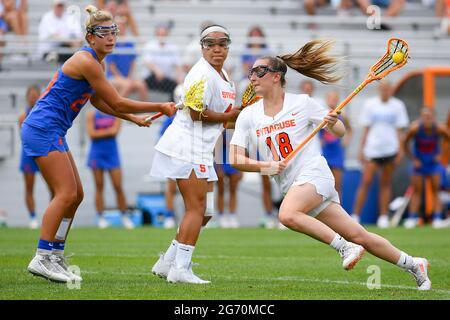 Syracuse, NY, États-Unis. 22 mai 2021. L'attaquant d'Orange Syracuse Meaghan Tyrrell (18) s'attaque au but contre les Gators de Floride pendant la première moitié d'un tournoi de crosse de la NCAA, quart-finale de partie le samedi 22 mai 2021 au stade de football de la Ligue à Syracuse, NY. Syracuse a gagné 17-11. Riche Barnes/CSM/Alay Live News Banque D'Images