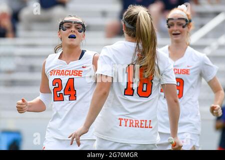 Syracuse, NY, États-Unis. 22 mai 2021. Emma Tyrrell, milieu de terrain de Syracuse Orange (24) célèbre un but avec sa sœur Meaghan Tyrrell (18) lors de la deuxième moitié d'un tournoi de crosse de la NCAA le samedi 22 mai 2021 au stade de football SU à Syracuse, NY. Syracuse a gagné 17-11. Riche Barnes/CSM/Alay Live News Banque D'Images