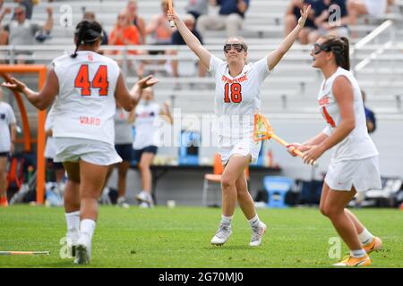 Syracuse, NY, États-Unis. 22 mai 2021. L'attaquant d'Orange Syracuse Meaghan Tyrrell (18) célèbre un but de son coéquipier, Emma Ward (44) contre les Florida Gators pendant la deuxième moitié d'un tournoi de crosse féminin NCAA, quart de finale de match le samedi 22 mai 2021 au stade de football de la Ligue à Syracuse, NY. Syracuse a gagné 17-11. Riche Barnes/CSM/Alay Live News Banque D'Images