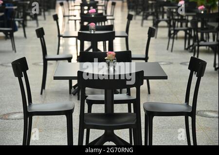 Gros plan de rangées de tables de terrasse de restaurant noires vides Banque D'Images