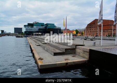 Copenhague, Danemark - juillet 2021 : le BÂTIMENT BLOX, un complexe urbain au design unique construit sous la forme d'une pile de cubes compacts situés sur le front du port. Banque D'Images