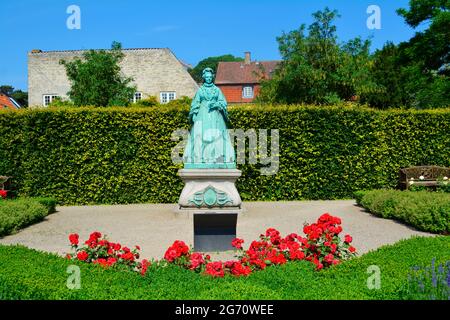 Copenhague, Danemark - juillet 2021 : statue de la reine Caroline Amalie d'Augustenburg dans la roseraie du château de Rosenborg (Rosenborg Slot) Banque D'Images