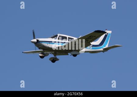 G-BVNS, un Piper PA-28-181 Cherokee Archer II exploité par Scottish Airways dépliants, à l'Aéroport International de Prestwick en Ayrshire. Banque D'Images