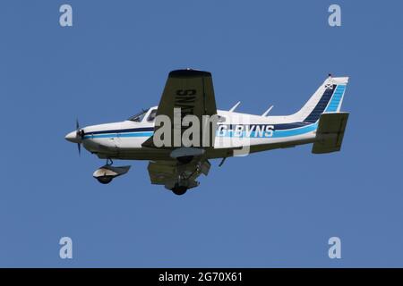 G-BVNS, un Piper PA-28-181 Cherokee Archer II exploité par Scottish Airways dépliants, à l'Aéroport International de Prestwick en Ayrshire. Banque D'Images