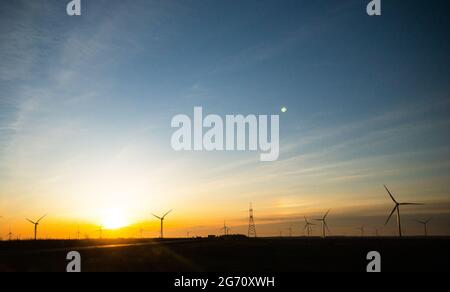 centrale électrique éolienne au lever du soleil Banque D'Images