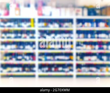 Étagère à vin dans le supermarché, défoqué Banque D'Images