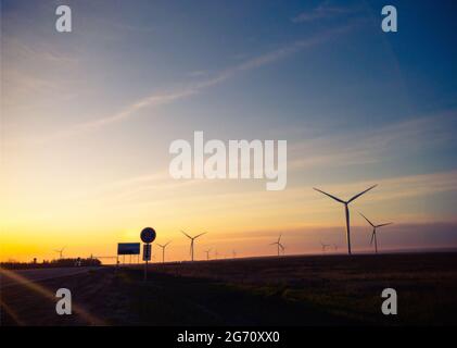 centrale électrique éolienne au lever du soleil Banque D'Images