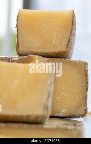 Fromage dur italien coupé en morceaux. Trois morceaux de fromage jaune dur. Banque D'Images
