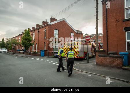 Manchester, Royaume-Uni. 09e juillet 2021. La police garde le public à l'écart des lieux d'incendie.le Greater Manchester Fire Service est situé à côté de Norman Street, Failsworth après un incendie dans une maison dans un appartement sur Manchester Road. Les résidents disent que l'incendie de la maison a été causé par un homme qui voulait se suicider mais des rapports contradictoires sont également venus moi que l'homme était en cuisine. Deux camions d'incendie et un commandant d'incendie ont répondu à la scène. (Photo par Ryan Jenkinson/SOPA Images/Sipa USA) crédit: SIPA USA/Alay Live News Banque D'Images