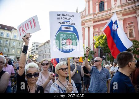 Ljubljana, Slovénie. 09e juillet 2021. Un manifestant tenant un écriteau disant «contre» et «non au capital, non à l'avidité, vote non, Le sort de l'eau est entre nos mains lors de la manifestation.les manifestations antigouvernementales de vendredi contre les modifications proposées par le gouvernement à la loi sur l'eau ont continué d'encourager le public à voter contre la loi lors d'un référendum qui a eu lieu le 11 juillet. (Photo de Luka Dakskobler/SOPA Images/Sipa USA) crédit: SIPA USA/Alay Live News Banque D'Images