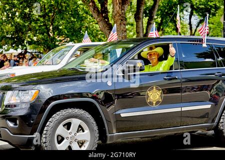 Prescott, Arizona, États-Unis - 3 juillet 2021: Homme qui donne des pouces à cheval dans une jeep posse dans la parade du 4 juillet Banque D'Images