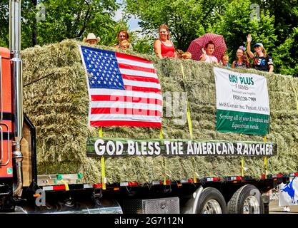 Prescott, Arizona, États-Unis - 3 juillet 2021 : camion transportant des balles de foin représentant les éleveurs américains lors du défilé du 4 juillet Banque D'Images