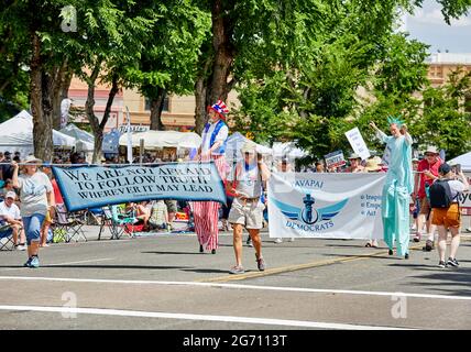 Prescott, Arizona, États-Unis - 3 juillet 2021 : les Yavapai Démocrates portent une bannière et vêtus en costume lors du défilé du 4 juillet Banque D'Images