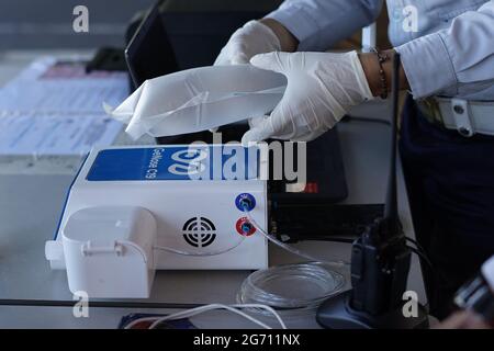 Salatiga, Indonésie - le 22 avril 2021 : un officier a fourni un échantillon de test GeNose C19 pour le dépistage du coronavirus à la gare routière de Tingkir. Banque D'Images