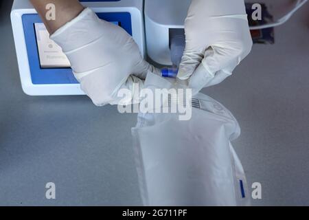 Salatiga, Indonésie - le 22 avril 2021 : un officier a fourni un échantillon de test GeNose C19 pour le dépistage du coronavirus à la gare routière de Tingkir. Banque D'Images