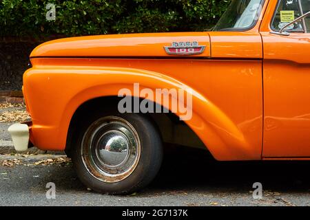 Ramsgate, Royaume-Uni - 29 juin 2021: Passage de roue avant d'un camion orange Ford F100 de mi-années 60 Banque D'Images