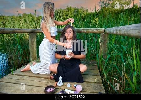 Deux jeunes femmes pratiquant la thérapie holistique Banque D'Images