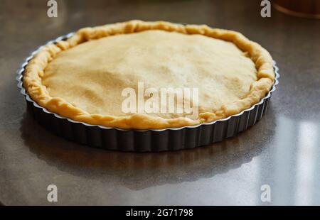 Tarte aux vergers, prête à cuire au four. Recette étape par étape. Banque D'Images