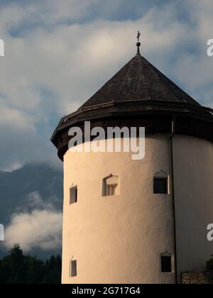 Château de Schloss Goldegg détail de l'ancienne tour ronde dans la région de Pongau à Salzbourg, Autriche, le matin de l'été Banque D'Images