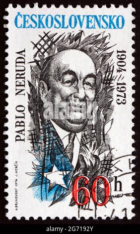 TCHÉCOSLOVAQUIE - VERS 1974 : un timbre imprimé en Tchécoslovaquie montre Pablo Neruda, poète chilien, vers 1974 Banque D'Images