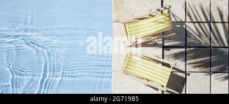 Piscine et chaise de repos vide avec ombre. Vue de dessus. Banque D'Images