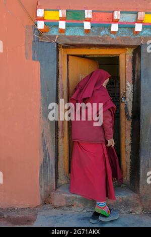 Komac, Inde - juin 2021 : un moine bouddhiste entre dans le monastère de Tangyud à Komac le 29 juin 2021 dans la vallée de Spiti, Himachal Pradesh, Inde. Banque D'Images