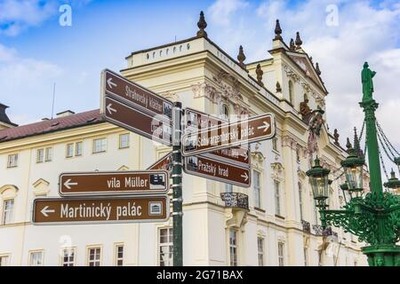 Panneau touristique devant le Palais de l'Archevêque à Prague, République Tchèque Banque D'Images