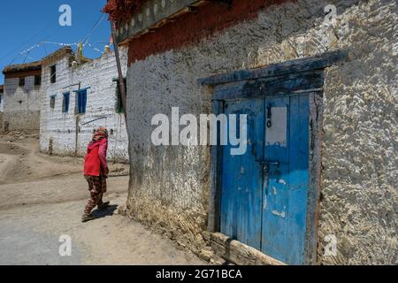 Hikkim, Inde - juin 2021 : vue du village de Hikkim dans la vallée de Spiti dans l'Himalaya le 29 juin 2021 à Himachal Pradesh, Inde. Banque D'Images