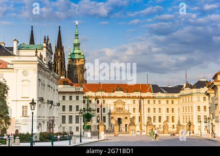 Lumière du soir sur la place du château historique de Prague, République tchèque Banque D'Images