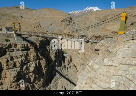 Kaza, Inde - juin 2021 : le pont de Chicham, situé à une hauteur d'environ 4,500 mètres au-dessus du niveau de la mer, serait le pont suspendu le plus haut de la Banque D'Images