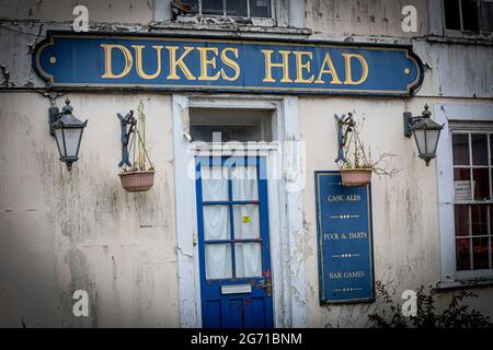 La maison publique fermée de Dukes Head à Hythe, dans le Kent. Banque D'Images