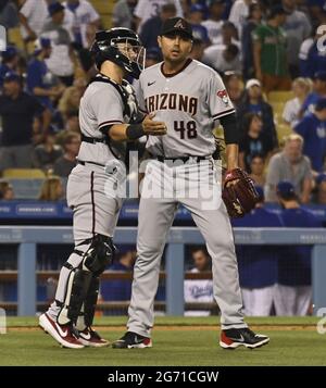 Los Angeles, États-Unis. 10 juillet 2021. Arizona Diamondbacks roller Joakim Soria (48) fête avec le Catcher Pavin Smith après avoir battu les Los Angeles Dodgers 5-2 au Dodger Stadium de Los Angeles le vendredi 9 juillet 2021. Photo de Jim Ruymen/UPI crédit: UPI/Alay Live News Banque D'Images