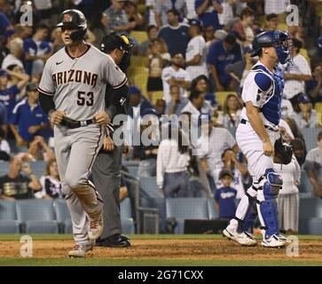 Los Angeles, États-Unis. 10 juillet 2021. Arizona Diamondbacks le premier baseman Christian Walker (53) a obtenu son score lors d'une promenade chargée de bases au large du pichet de secours des Dodgers de Los Angeles Edwin Uceta lors du neuvième repas au Dodger Stadium de Los Angeles le vendredi 9 juillet 2021. Les Diamondbacks ont battu les Dodgers 5-2. Photo de Jim Ruymen/UPI crédit: UPI/Alay Live News Banque D'Images