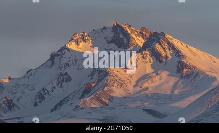 Le célèbre Mont Erciyes ou Argaeus, un grand stratovolcan en Turquie sous un soleil éclatant Banque D'Images