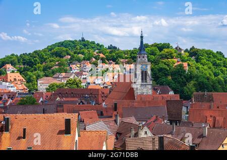 Tübingen, Bade-Wurtemberg, Allemagne: Vue de la porte inférieure du château sur les toits et les clochers de la vieille ville historique vers l'est. Banque D'Images