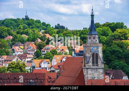 Tübingen, Bade-Wurtemberg, Allemagne: Vue de la porte inférieure du château sur les toits et les clochers de la vieille ville historique vers l'est. Banque D'Images