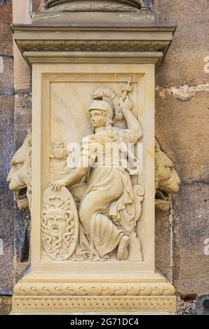 Image fraîchement restaurée de la déesse Pallas Athena comme relief de pierre sur une base de pilier sur le portail extérieur du château de Hohentübingen, Tübingen, Allemagne. Banque D'Images