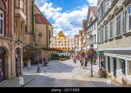 Tübingen, Bade-Wurtemberg, Allemagne: Vue sur la vieille ville en descendant la rue Schulberg jusqu'à la place Holzmarkt. Banque D'Images