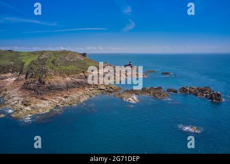 Image de Drone aérienne de Noirmont point, îles du canal de Jersey avec ciel bleu et mer calme Banque D'Images