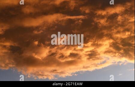 Des nuages au coucher du soleil au-dessus d'un ciel inquiétant Banque D'Images