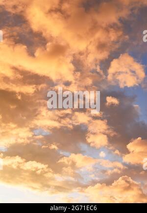 Des nuages au coucher du soleil au-dessus d'un ciel inquiétant Banque D'Images